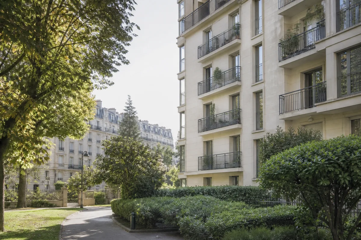 Résidence des années soixante entourée d’espaces verts à Colombes
