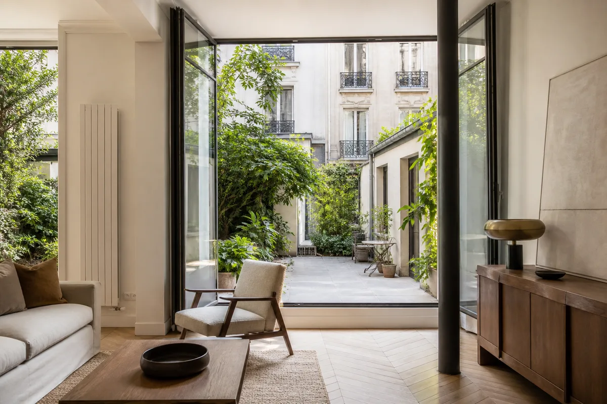 Séjour rénové d’une maison de ville ouvert sur une cour arrière